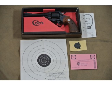 Revolver Colt Officers Model Match,  Kal.  .22 lr.