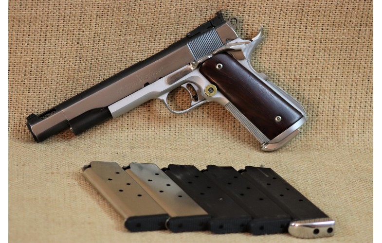 Halbautomatische Pistole, Colt Mod. 1911 A1, Serie 70, Kal. .45 Auto mit 6 Magazinen.